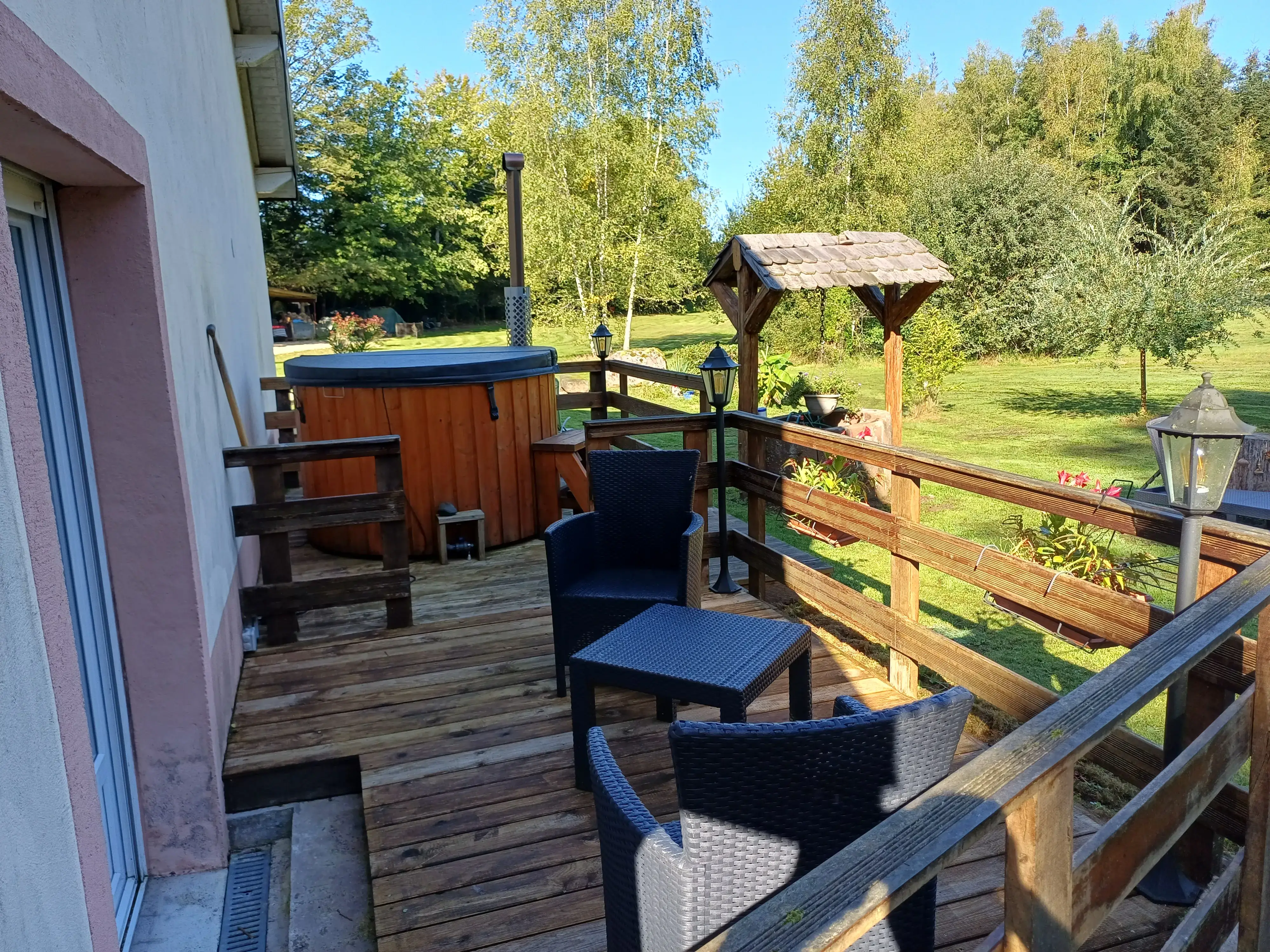 Terrasse avec mobilier et bain nordique