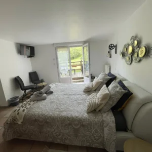 Carte cadeau – Séjour gourmand pour deux personnes avec nuitée dans la chambre terrasse, petit-déjeuner et dîner inclus.